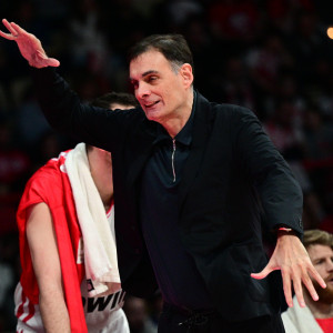 Εκνευρισμένος με τους παίκτες του Ολυμπιακού ο Μπαρτζώκας: «Τι είναι αυτά που κάνετε» - Πέταξε το πινακάκι!