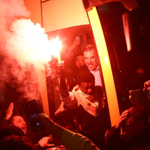 Εγινε η νύχτα.. μέρα στη Νέα Φιλαδέλφεια - Ο Κοϊτά αποθεώθηκε και πανηγύρισε με τον κόσμο με καπνογόνο