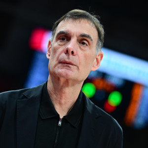 Οι φίλοι του Ολυμπιακού αποθέωσαν τον Γιώργο Μπαρτζώκα στο ΣΕΦ - Το video του Athletiko