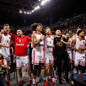 «Ερυθρόλευκο» πάρτι των παικτών του Ολυμπιακού με τον κόσμο μετά την σπουδαία νίκη επί της Χάποελ