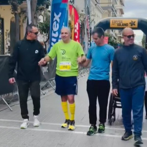 Συγκλονιστική στιγμή: Αθλητής ΑμεΑ σηκώθηκε από το αμαξίδιο και τερμάτισε περπατώντας στον Ημιμαραθώνιο της Πάτρας (video)