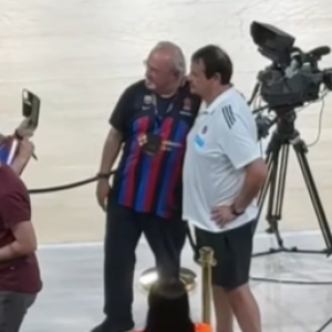 Φίλοι της Μπαρτσελόνα... περικύκλωσαν τον Αταμάν για να φωτογραφηθούν μαζι του (video)