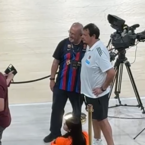 Φίλοι της Μπαρτσελόνα... περικύκλωσαν τον Αταμάν για να φωτογραφηθούν μαζι του (video)