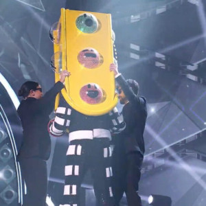 Παλαίμαχος θρύλος του ποδοσφαίρου έγινε viral - Τραγούδησε ντυμένος... φανάρι (video)