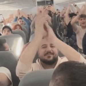 Χαμός στην πτήση της ΑΕΚ για Μαδρίτη - Συνθήματα μέσα στο τσάρτερ και αποθέωση για την αποστολή (video)