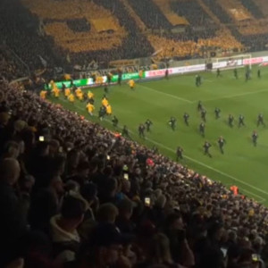 Σοβαρά επεισόδια και διακοπή στο Ντιναμό Δρέσδης-Χέρτα: Ντου οπαδών στον αγωνιστικό χώρο (video)