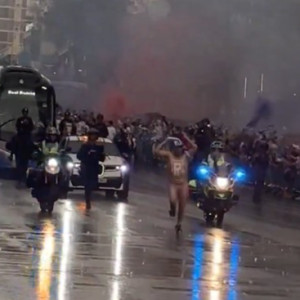 Ποιος Βινίσιους; Γυμνός άνδρας έκλεψε τις εντυπώσεις στην άφιξη της Ρεάλ Μαδρίτης