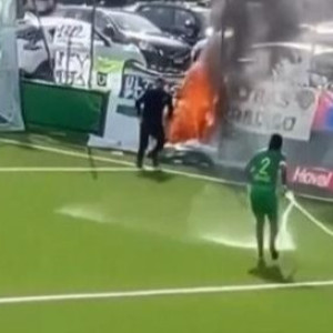 Ο Σκελότο έγινε... πυροσβέστης και έσβησε φωτιά που ξέσπασε στο γήπεδο εν ώρα αγώνα (video)