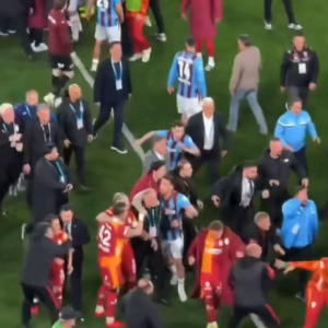 Χαμός στην Τουρκία: Γενική σύρραξη μεταξύ παικτών μετά το Τράμπζονσπορ - Γαλατασαράι (video)