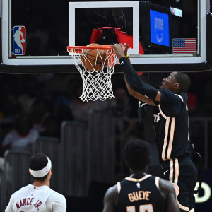 «Κλείδωσαν» τα Playoffs οι Χοκς, νίκη χωρίς τον Γιάννη για τους Μπακς