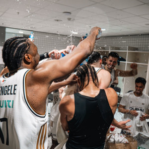 Το πανό-καρφί της Ζαλγκίρις και η «απάντηση» της Ντουμπάι (photo)