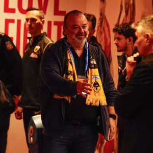 Ο Μάριος Ηλιόπουλος με κασκόλ της ΑΕΚ στο «Καραϊσκάκης» (photos)