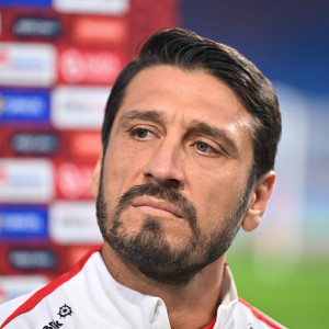 Λιποθύμησε εν ώρα αγώνα ο προπονητής της U21 της Τουρκίας, Κορκμάζ - Διεκόπη το ματς με την Κροατία (video)