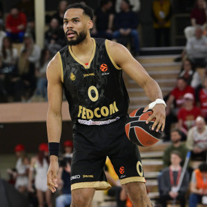 Επικό blooper από τον Οκόμπο: Νόμιζε πως ο Κλάιμπερν έβαλε καλάθι και πήγε για επαναφορά (video)