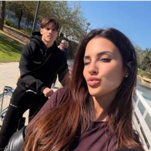 «Είναι τόσο ρομαντικό» - Η εντυπωσιακή παρουσιάστρια αποθεώνεται για τη σχέση με τον κατά πολύ νεότερο τής ποδοσφαιριστή