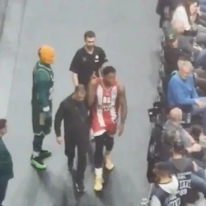 Η χειρονομία του Τζόουνς στον κόσμο του Παναθηναϊκού (video)