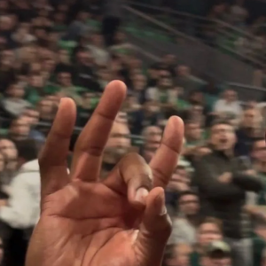 Αυτή είναι η χειρονομία του Ταϊρίκ Τζόουνς που έφερε την καταγγελία της ΚΑΕ Παναθηναϊκός