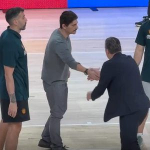 Έφτασε ο Γιαννακόπουλος στο «Palau» - Χαιρέτησε όλη την αποστολή του Παναθηναϊκού (video)