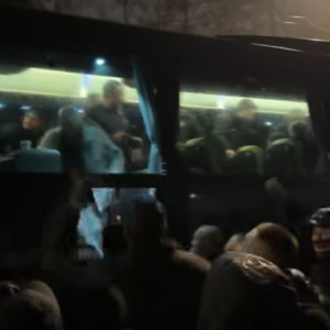 Οπαδοί της Παρτίζαν υποδέχθηκαν την ομάδα υπό καταρρακτώδη βροχή (video)