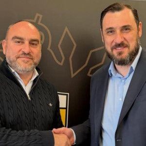 Αναμνηστική πλακέτα από την Νέα Σαλαμίνα στην ΑΕΚ για το φιλικό στα Σπάτα (video, photo)