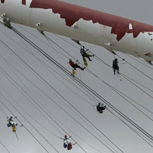 Συνεχίζονται οι εργασίες στο ΟΑΚΑ - Εντυπωσιακές εικόνες με τους εργάτες να κρέμονται στον αέρα! (photo)