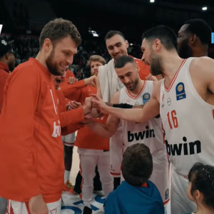 Η έκπληξη του Έβανς στους συμπαίκτες του και τα «ερυθρόλευκα» χαμόγελα στο ΣΕΦ (video)