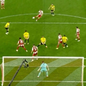 Ο Ολυμπιακός ισοφάρισε την ΑΕΚ στο 98', αλλά το γκολ ακυρώθηκε μέσω VAR (video)