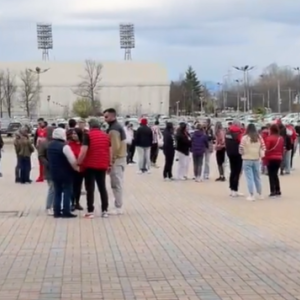 Καταφθάνουν οι φίλοι του Ολυμπιακού στο γήπεδο για το ματς με τη Χάποελ Τελ Αβίβ (video)