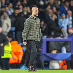 Όταν όλοι περιμένουν  να δουν το παιχνίδι και καταλήγουν να σχολιάζουν ένα πουκάμισο