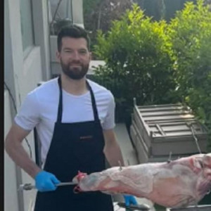 Πίτερς και Πάπας τήρησαν το έθιμο και σούβλισαν αρνί (photo)