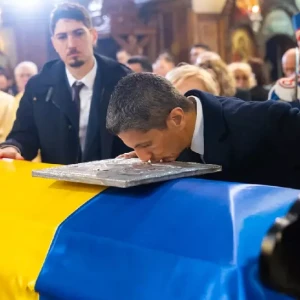 Συγκλόνισε ο Ραζβάν Λουτσέσκου στον επικήδειο για τον Μιρτσέα - Η κίνησή του προς το φέρετρο του πατέρα του