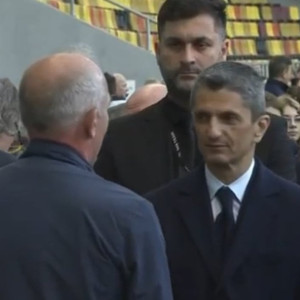 Συγκλόνισε ο Ραζβάν Λουτσέσκου στο λαϊκό προσκύνημα για τον πατέρα του - Η συγκινητική κίνησή του με ένα παιδί