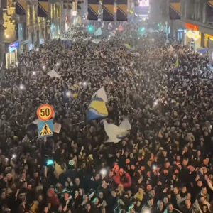 Έγινε η νύχτα... μέρα στο Σαράγεβο για την ιστορική πρόκριση της Βοσνίας (videos)