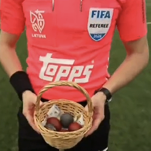 Όχι κέρμα, αλλά βαμμένα αυγά - Στη Λιθουανία έχουν έναν πρωτότυπο τρόπο να διαλέγουν πλευρές το Πάσχα