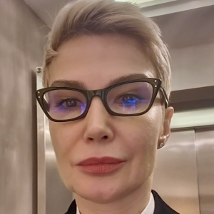 «Κρυβόμασταν κάτω από τα καθίσματα» - Ξέσπασε η σύζυγος του Λουτσέσκου κατά των Ρουμάνων δημοσιογράφων