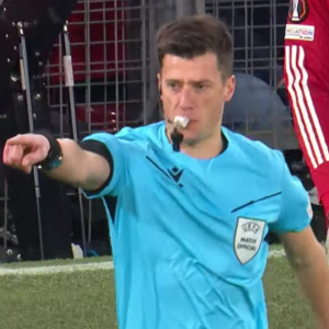 «Πόσα τον πλήρωσες;»: Ο διαιτητής του Ράγιο - ΑΕΚ είχε ξεσηκώσει αντιδράσεις με τέσσερα πέναλτι