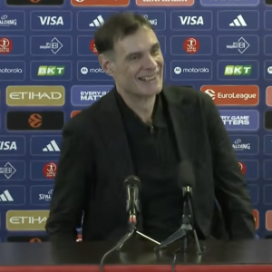 Η έκπληξη του Μπαρτζώκα στη συνέντευξη Τύπου: «Οι δημοσιογράφοι είναι έξω;»