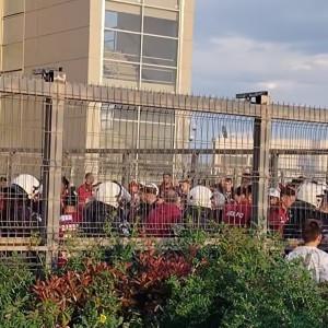 Βαρύ το κλίμα στην ΑΕΛ Novibet - Αποδοκιμασίες έξω από το AEL FC Arena και ένταση με Σαγάλ, Μασόν (video)