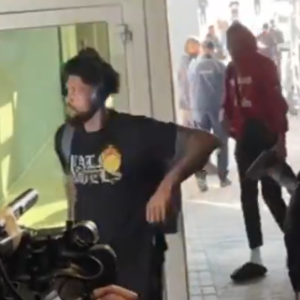 Η άφιξη της αποστολής του Ολυμπιακού στο ΟΑΚΑ ενόψει ντέρμπι - Το video του Athletiko