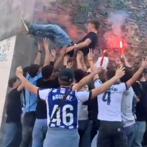 «Ό,τι έχουμε είμαστε εμείς»: Υπέροχη υποδοχή από φίλους σε 19χρονο που ντεμπούταρε με τη Σοσιεδάδ (video)