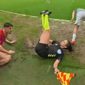 Η πτώση μέσα στις λάσπες: Η διαιτητής στην Τουρκία που έγινε viral (video)