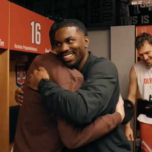 Ο Κίναν Έβανς «μπούκαρε» στα αποδυτήρια του Ολυμπιακού: Η έκπληξη του Αμερικανού στους συμπαίκτες του