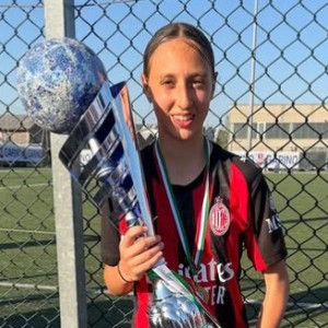 Την λένε Έμα και είναι η κόρη ενός θρύλου: Ο πατέρας της χάνει το πρωτάθλημα, εκείνη πήρε το Κύπελλο