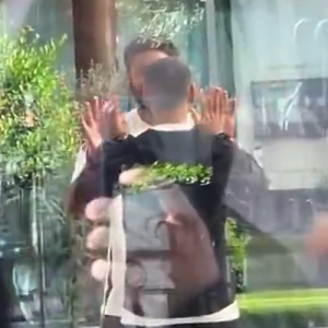 «Μα τι κάνουν;»: Το περίεργο παιχνίδι των παικτών της Λίβερπουλ στους δρόμους του Παρισιού (video)