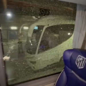 «Χαμός» στην Βαρκελώνη: Οπαδοί της Μπαρτσελόνα έσπασαν το παράθυρο του πούλμαν της Ατλέτικο (video)