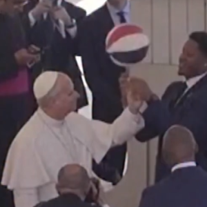 Οι Harlem Globetrotters βρέθηκαν στο Βατικανό και δίδαξαν στον Πάπα Λέων κολπάκια με την μπάλα (video)