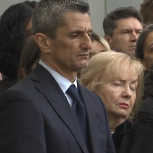 To θλιμμένο βλέμμα του Ραζβάν Λουτσέκου στο λαϊκό προσκύνημα του πατέρα του