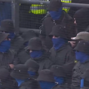 Δεν γίνεται σέντρα στο ντέρμπι της Γκόου Αχέντ Ιγκλς με την Τσβόλε λόγω... μασκοφόρων οπαδών (video)