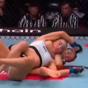 Σοκαριστικό νοκ άουτ σε αγώνα UFC γυναικών - Πρώτα γροθιά στο πρόσωπο και έπειτα... λαβή στον λαιμό (σκληρές εικόνες)