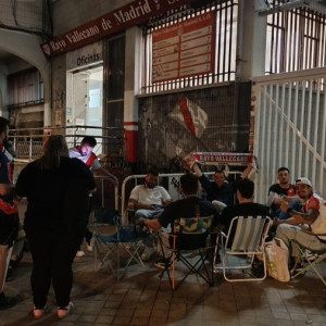 Οπαδοί της Ράγιο περίμεναν από τα μεσάνυχτα για να εξασφαλίσουν ένα εισιτήριο για τη ρεβάνς με την ΑΕΚ (photo)